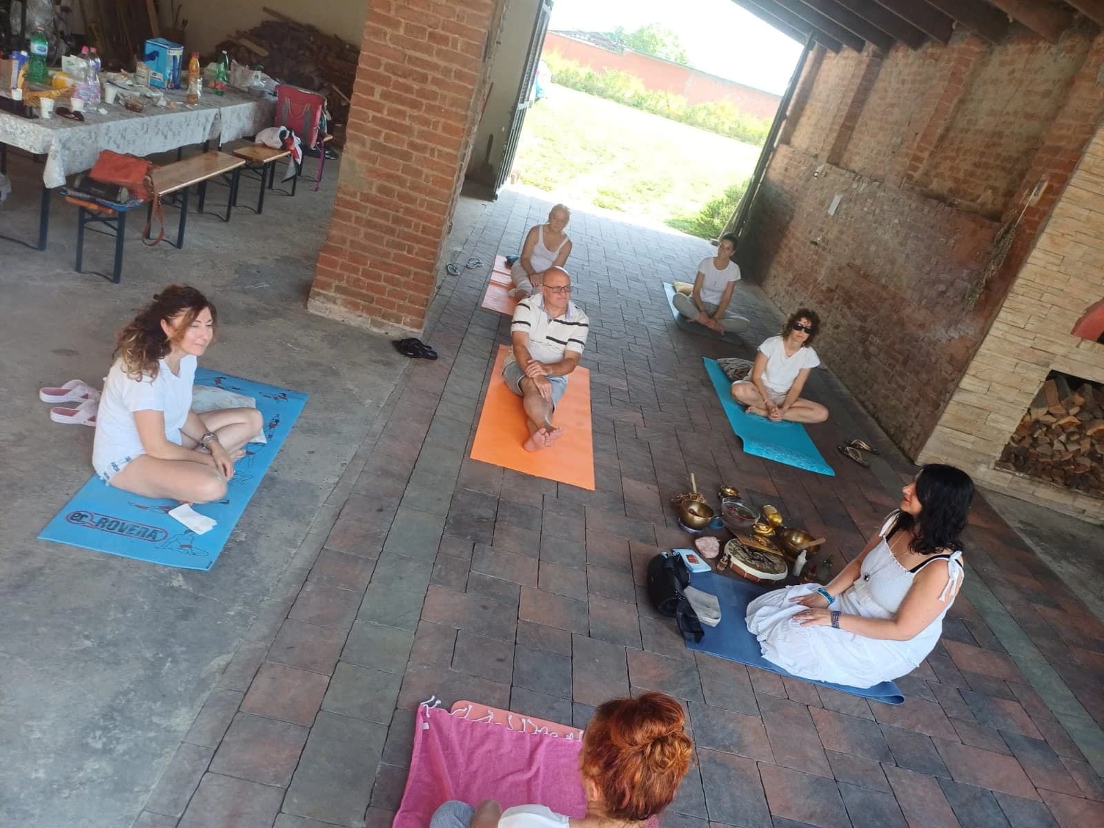 Sessione di gruppo del corso Kundalini Activation all'aperto