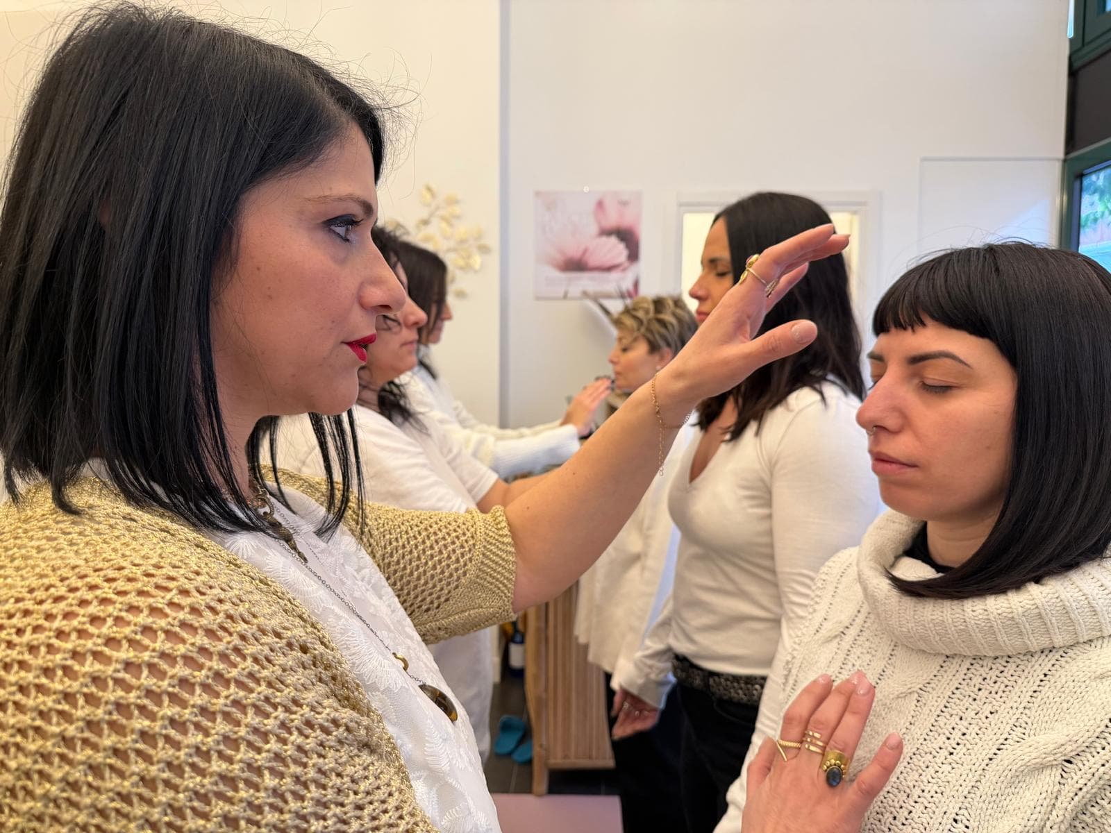 Sonia durante un trattamento energetico di gruppo
